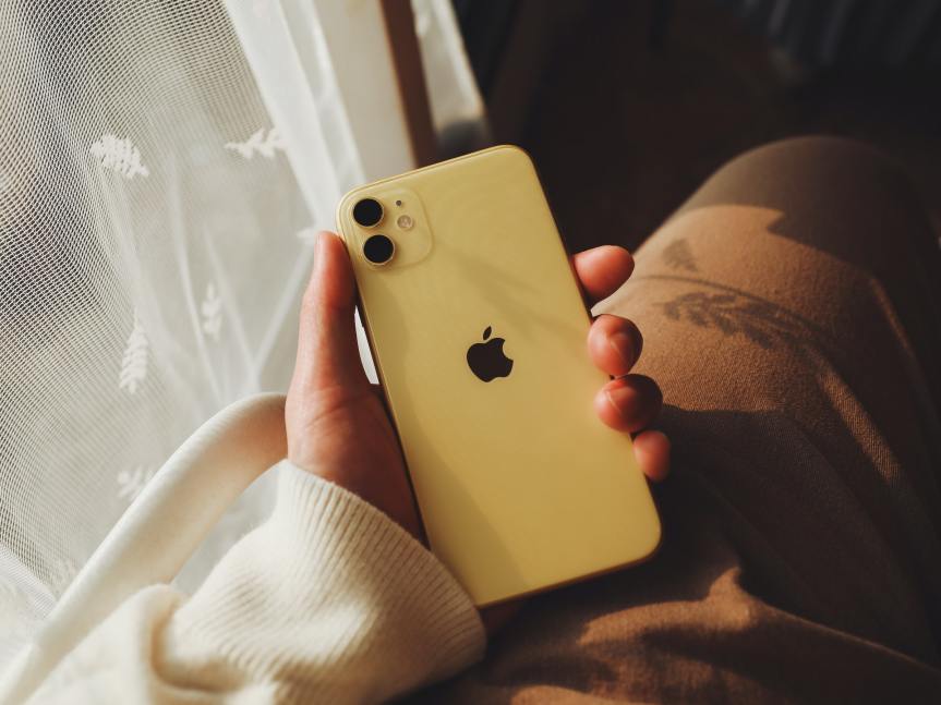 Naprawa iPhone’a – wymiana szkła w iPhone’ie i wymiana baterii uszkodzonej przez&nbsp;wodę